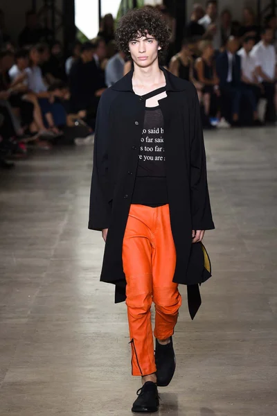 Look 16